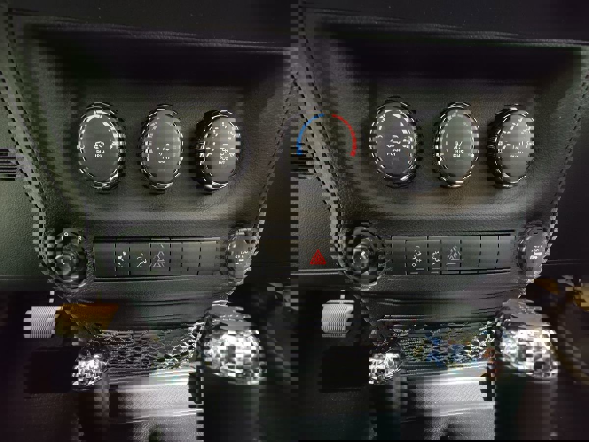 Used 2018 Jeep Wrangler Unlimited Sport S image 29