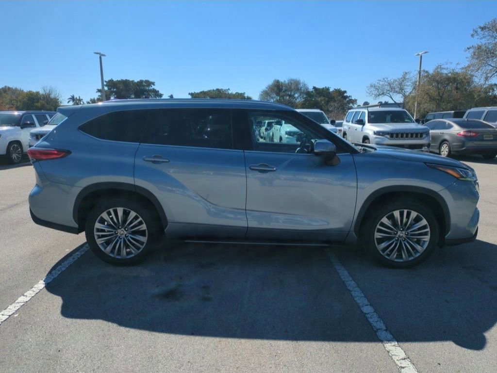 Used 2022 Toyota Highlander Platinum image 5