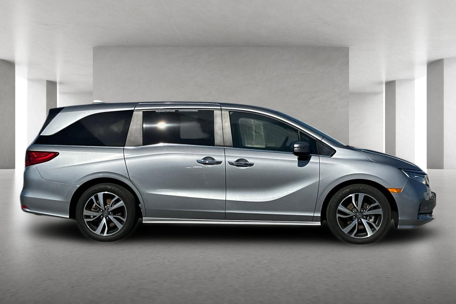 Certified 2024 Honda Odyssey Touring image 3