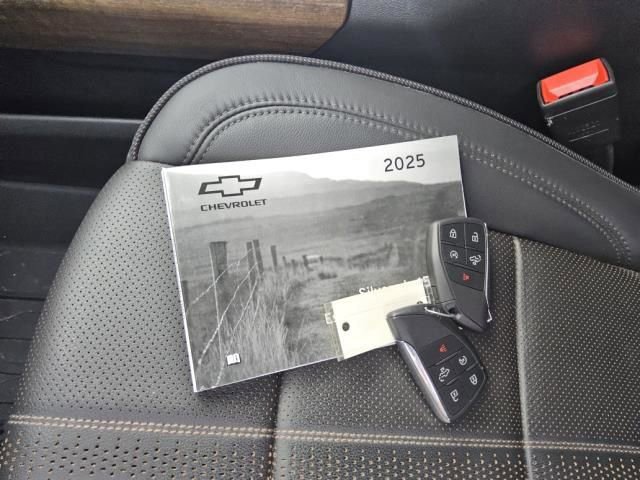 Used 2025 Chevrolet Silverado 1500 High Country w/ Technology Package image 5