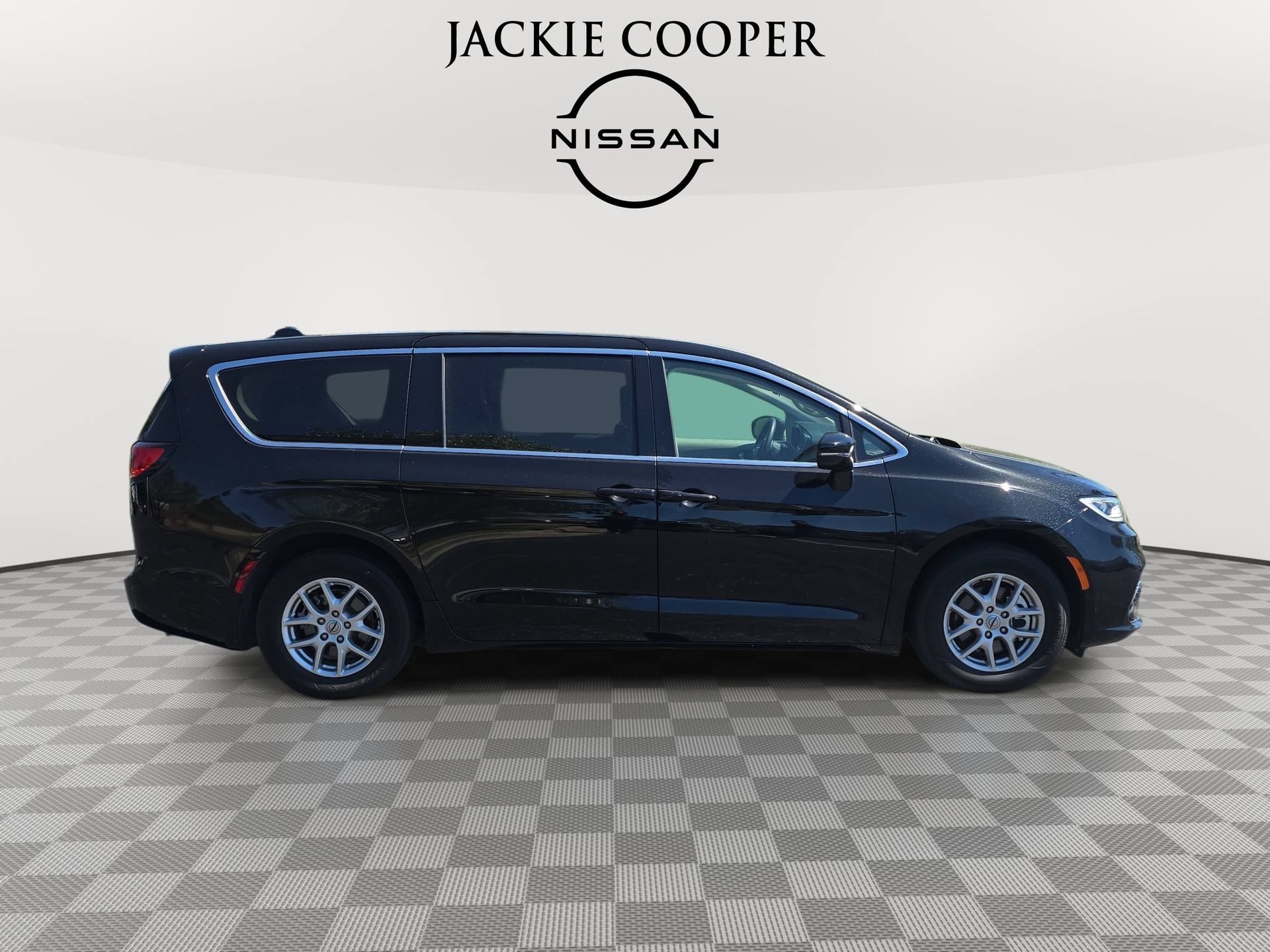 Used 2024 Chrysler Pacifica Touring-L FWD image 4