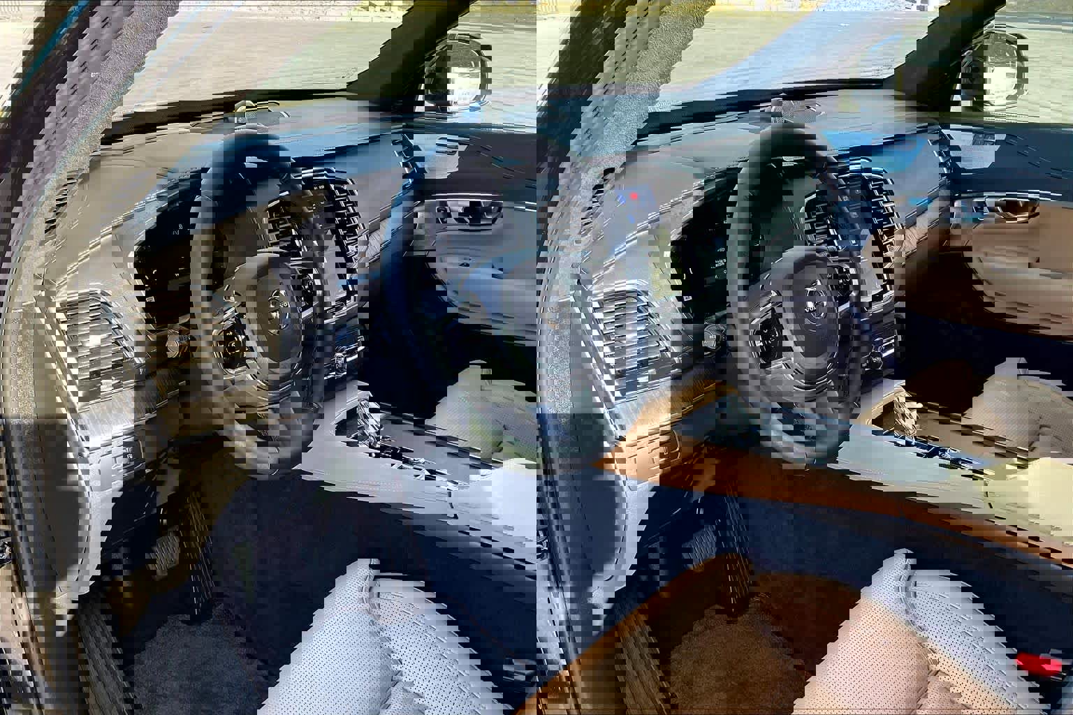 Used 2023 Volvo XC90 T8 Ultimate w/ Lounge Package image 17