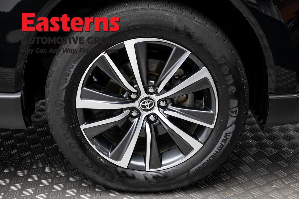 Used 2022 Toyota Venza LE image 30