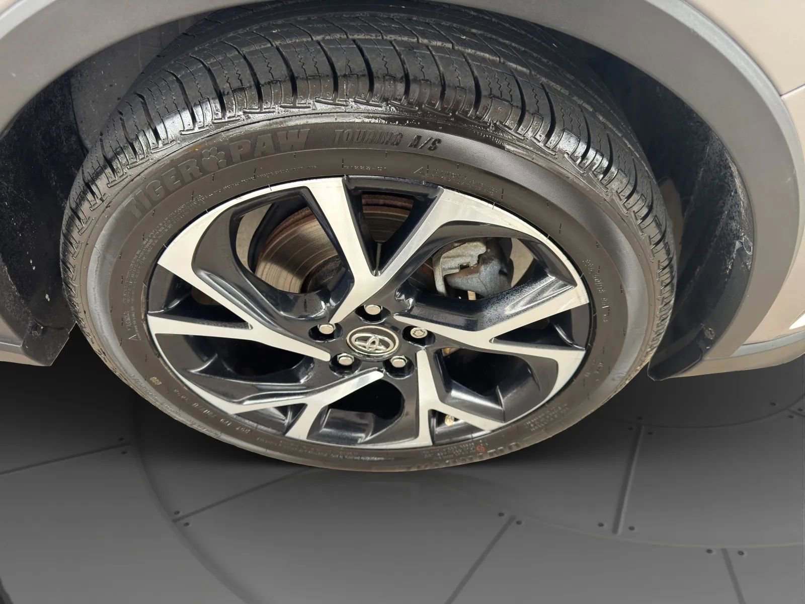 Used 2018 Toyota C-HR XLE FWD image 24