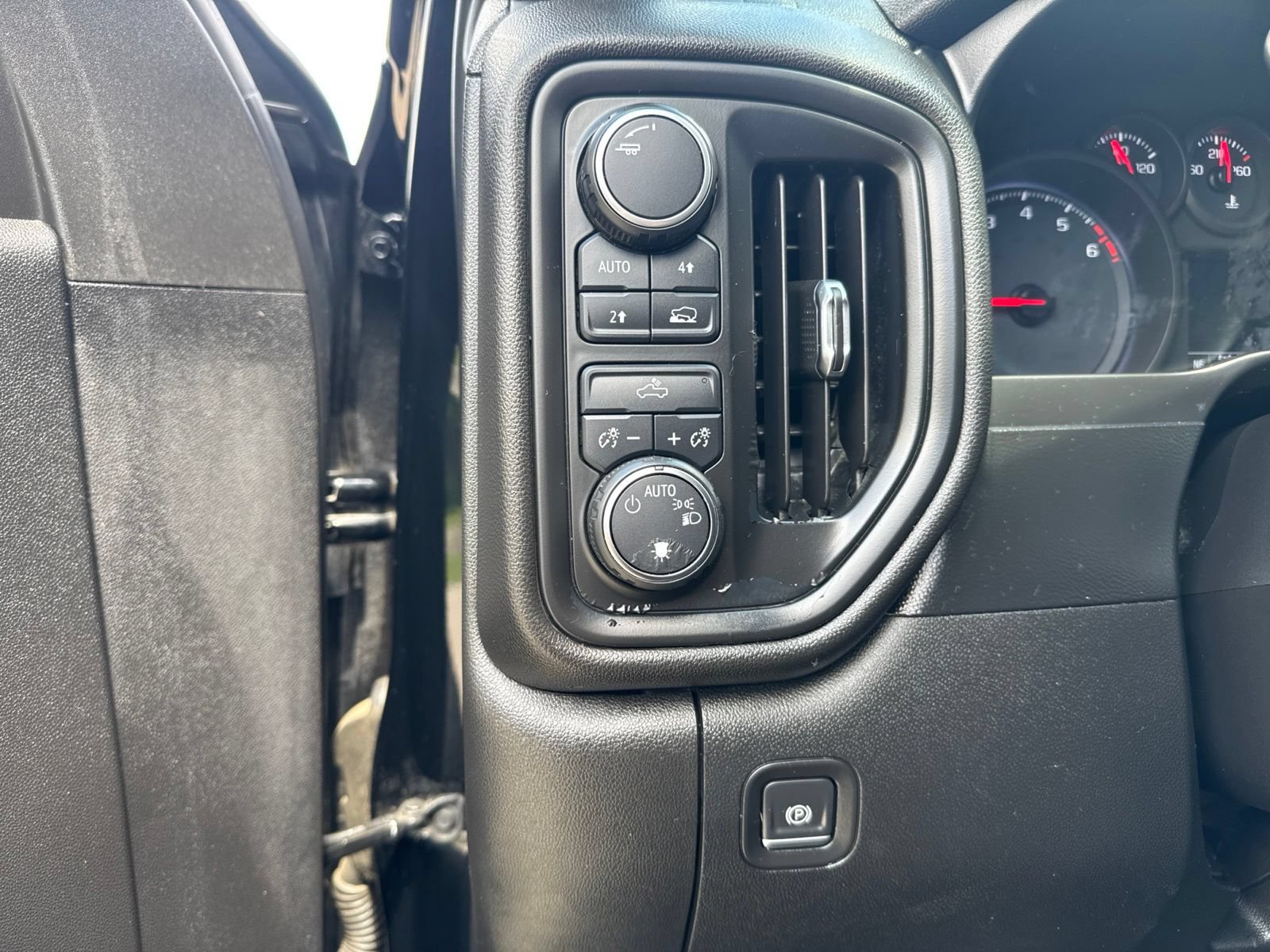 Used 2019 Chevrolet Silverado 1500 Custom w/ Custom Value Package AWD/4WD image 17