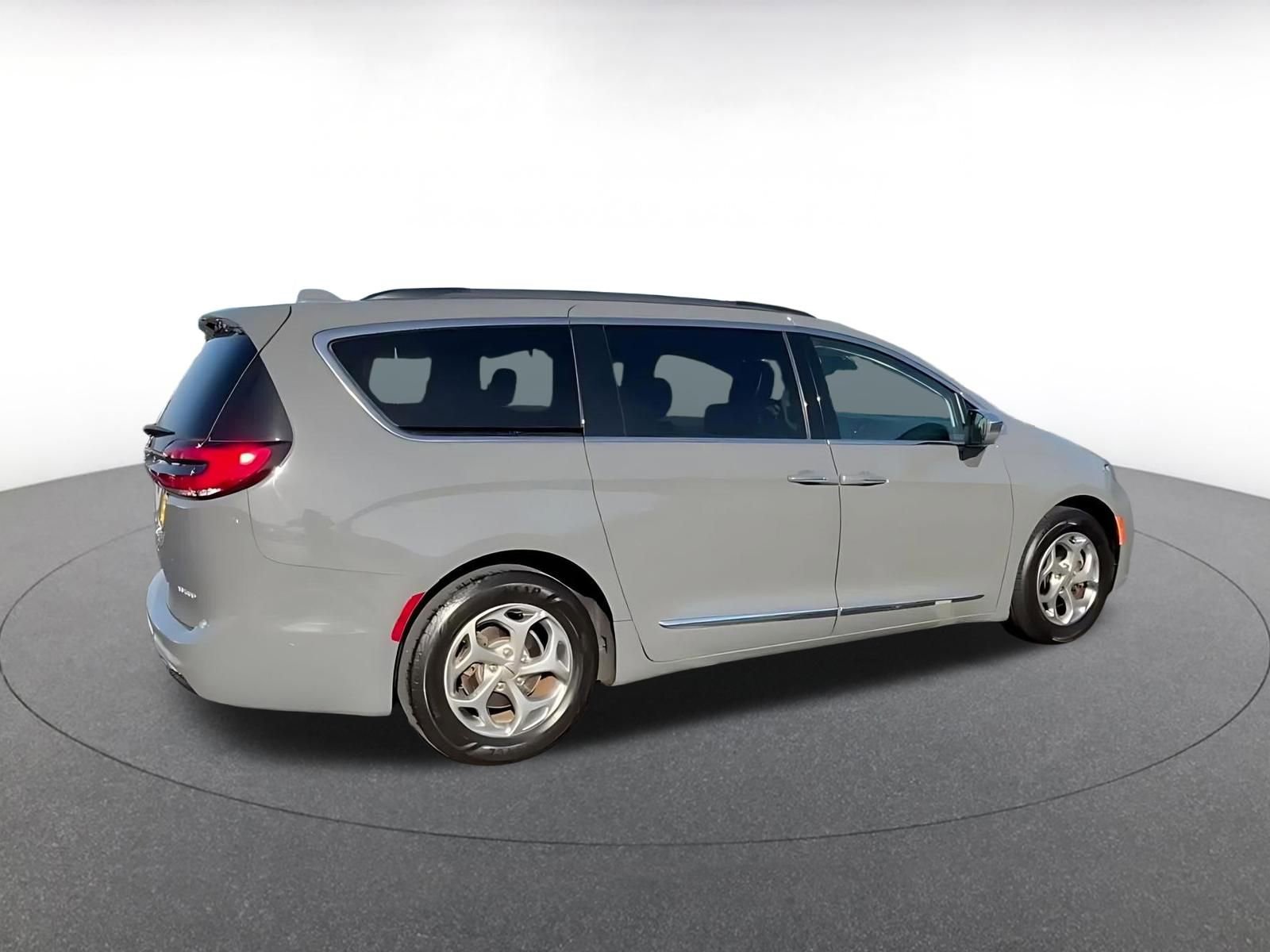 Used 2022 Chrysler Pacifica Limited FWD image 14