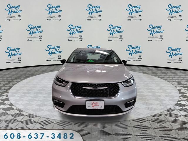 Used 2024 Chrysler Pacifica Touring-L image 2