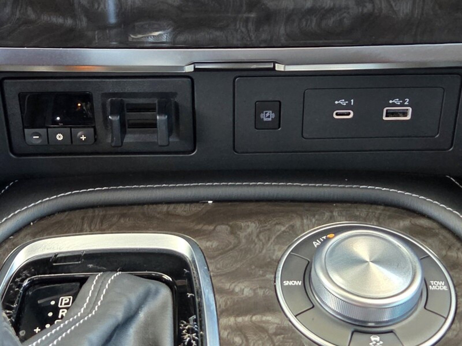 Used 2023 Nissan Armada Platinum w/ Captain's Chairs Package AWD/4WD image 38