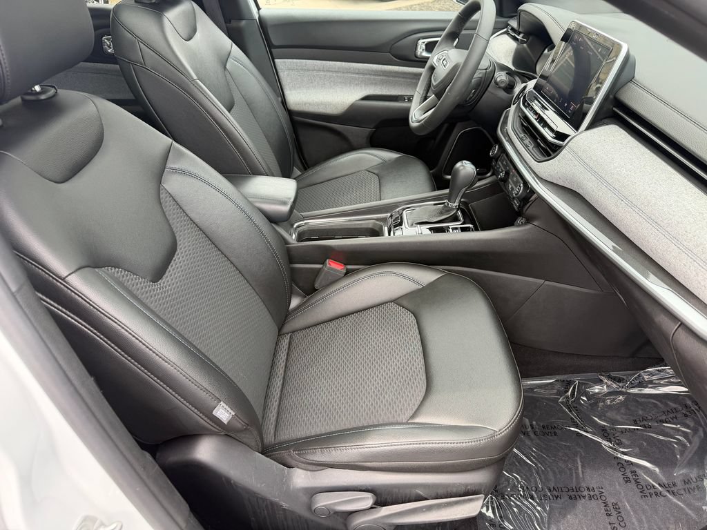 Used 2025 Jeep Compass Latitude w/ Sun & Sound Group AWD/4WD image 15