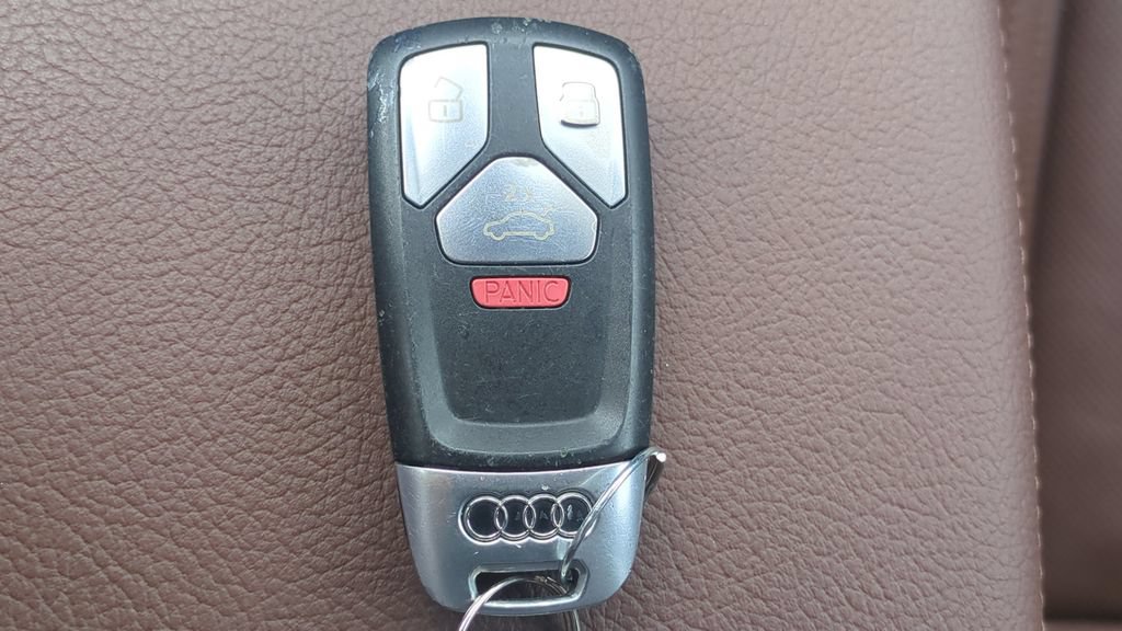 Used 2020 Audi Q5 e Prestige AWD/4WD image 29