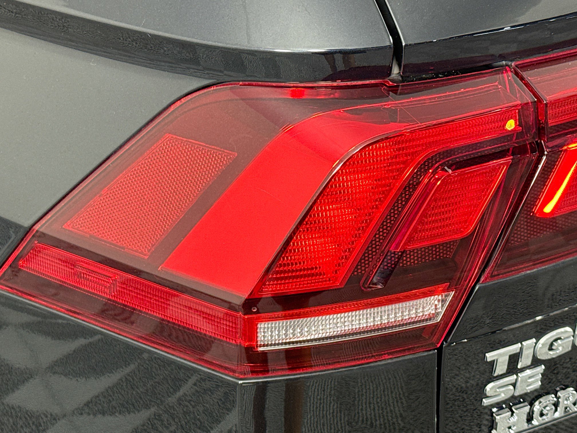 Used 2021 Volkswagen Tiguan SE w/ Panoramic Sunroof Package FWD image 52