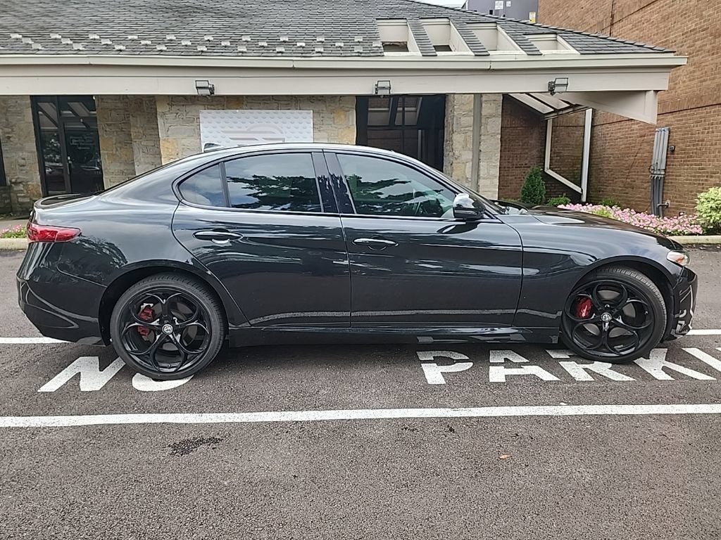 Used 2017 Alfa Romeo Giulia Ti w/ TI 19" Sport Package AWD/4WD image 5