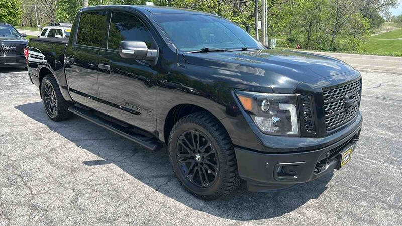 Used 2019 Nissan Titan SV w/ SV Convenience Package AWD/4WD image 2