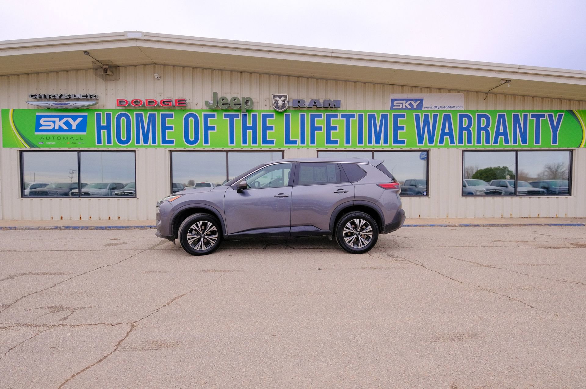 Used 2023 Nissan Rogue SV image 3