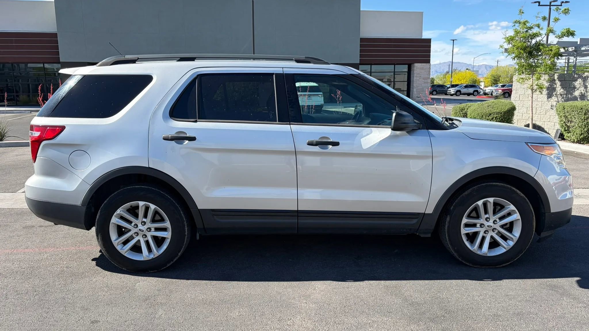 Used 2015 Ford Explorer FWD image 5