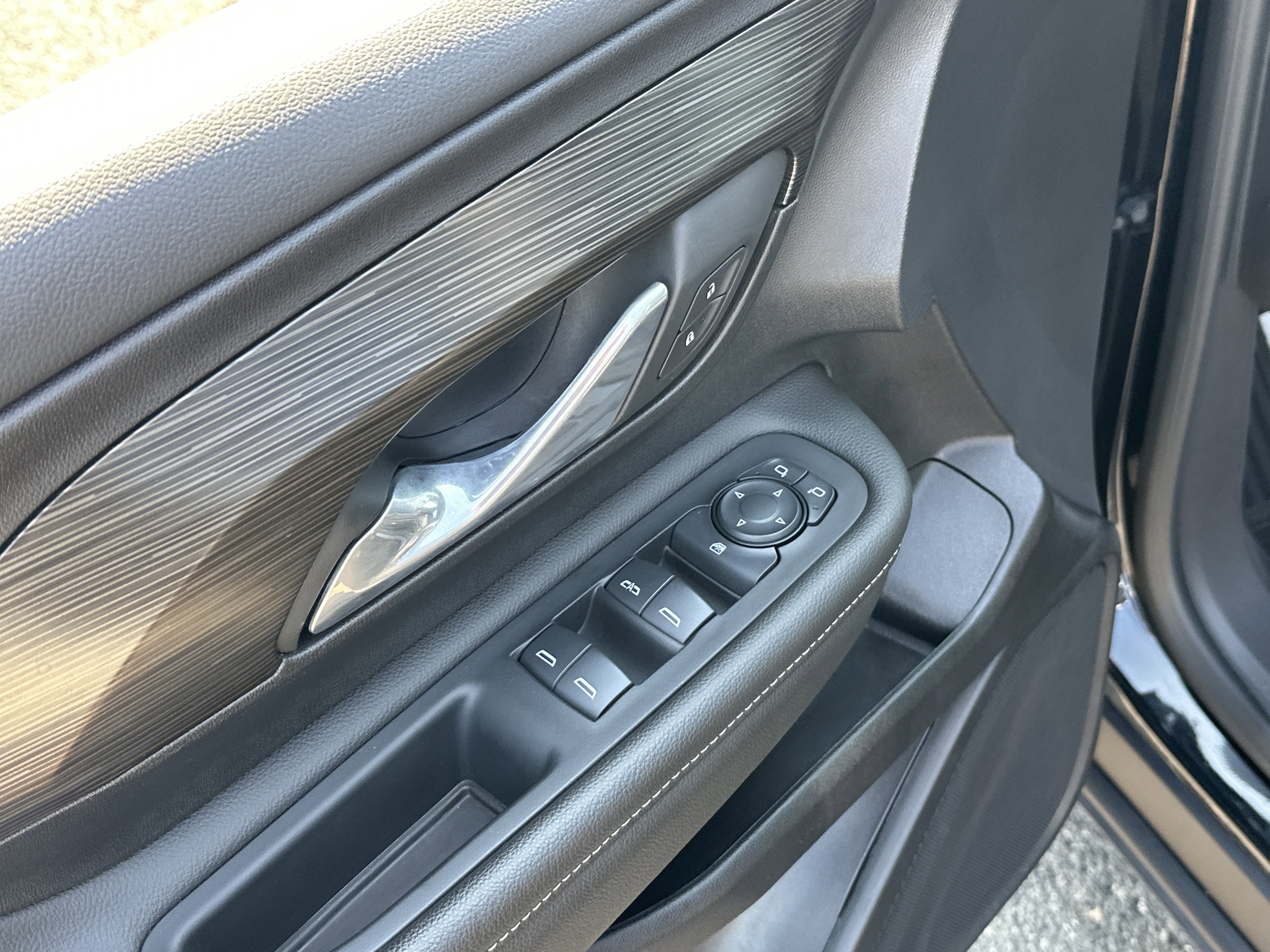 Used 2024 GMC Terrain SLE image 15