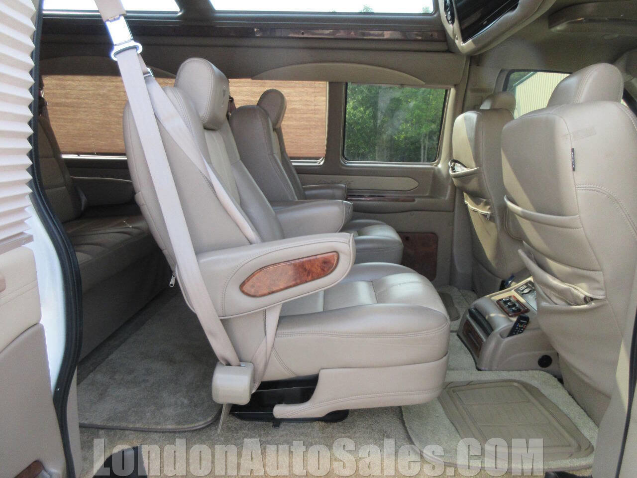 Used 2017 GMC Savana 2500 RWD image 15