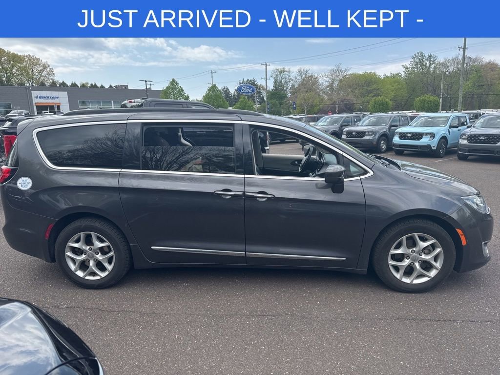 Used 2017 Chrysler Pacifica Touring-L w/ Tire & Wheel Group FWD image 4