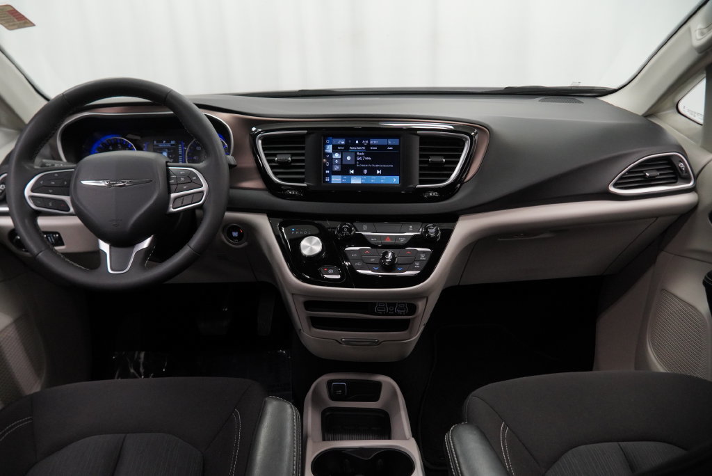 Used 2024 Chrysler Voyager LX FWD image 2