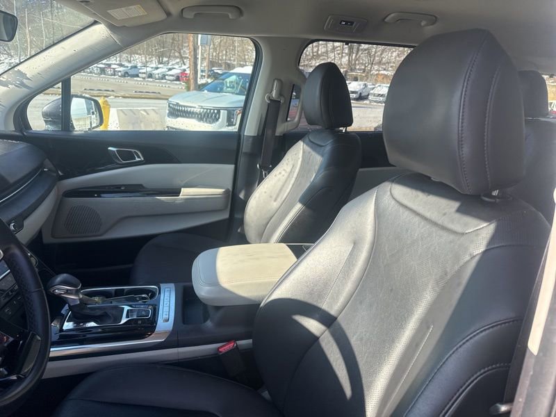 Used 2023 Kia Carnival EX image 11