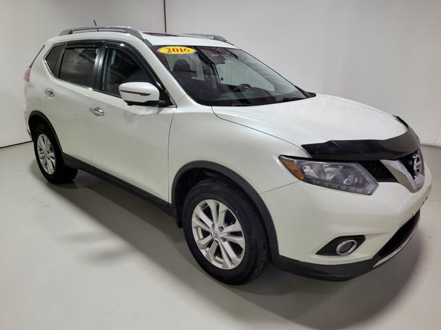 Used 2016 Nissan Rogue SV image 2