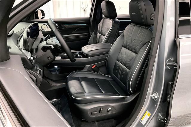 Used 2025 Buick Enclave Avenir FWD image 23