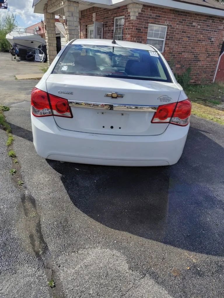 Used 2013 Chevrolet Cruze LS image 4