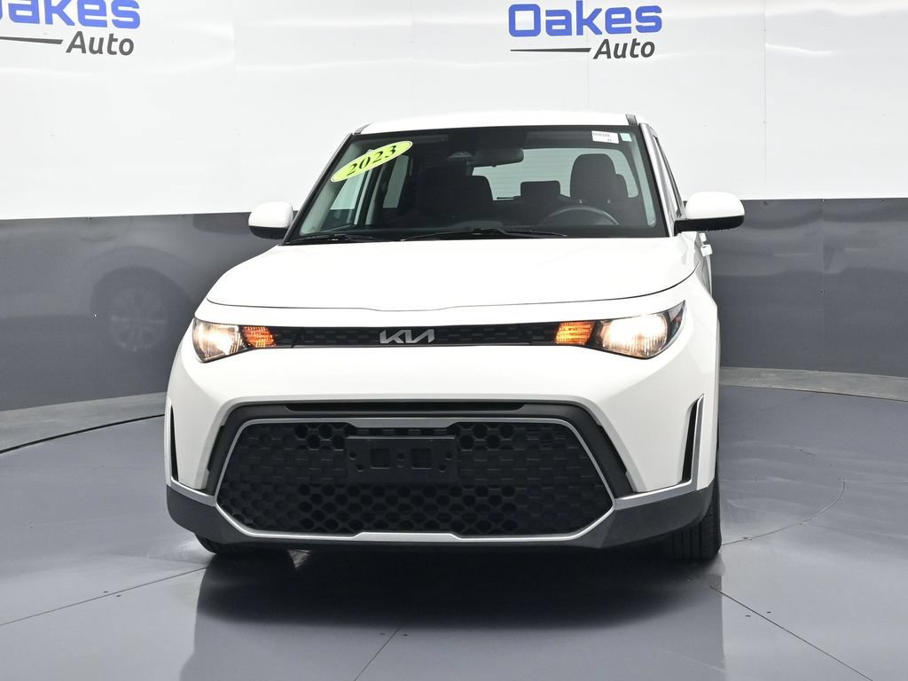 Used 2023 Kia Soul LX FWD image 2