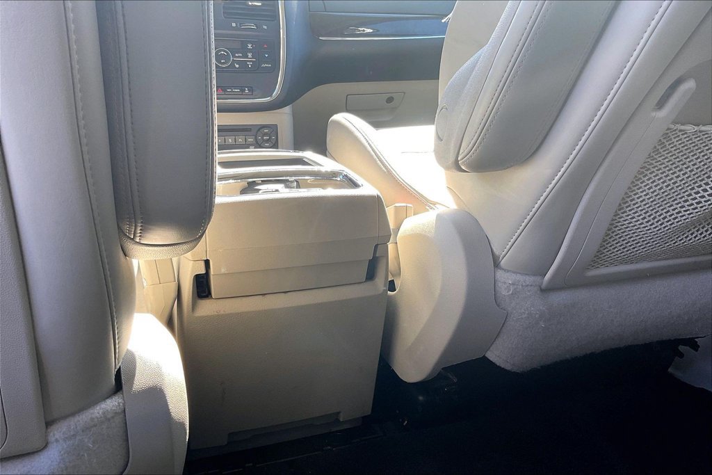 Used 2011 Chrysler Town & Country Limited FWD image 41
