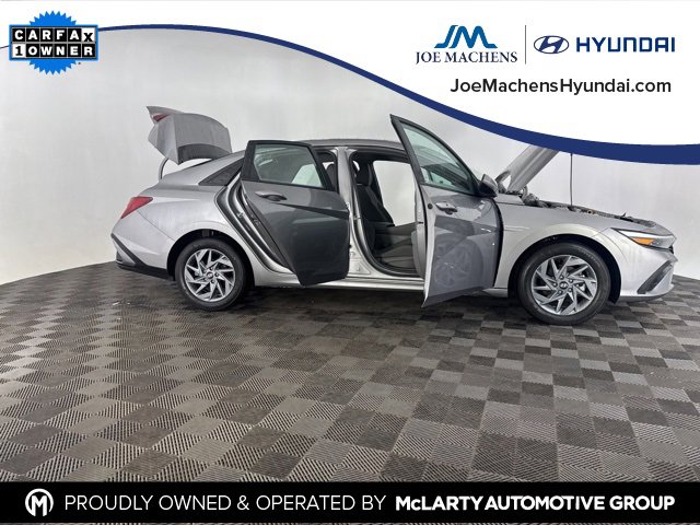 Used 2025 Hyundai Elantra Blue image 16