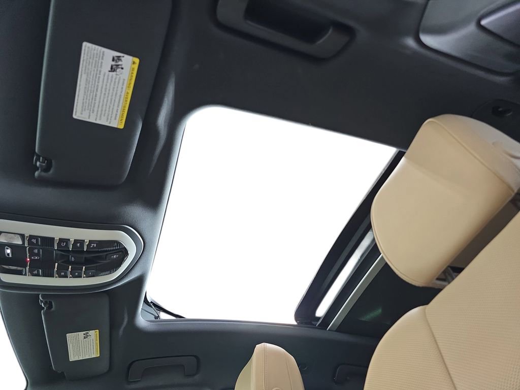 Certified 2025 Porsche Macan AWD/4WD image 28