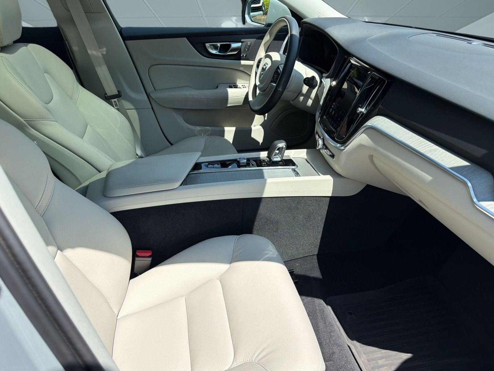 Certified 2025 Volvo V60 B5 Cross Country Plus AWD/4WD image 23