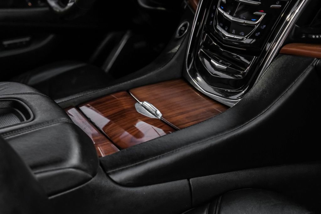 Used 2015 Cadillac Escalade Luxury image 24