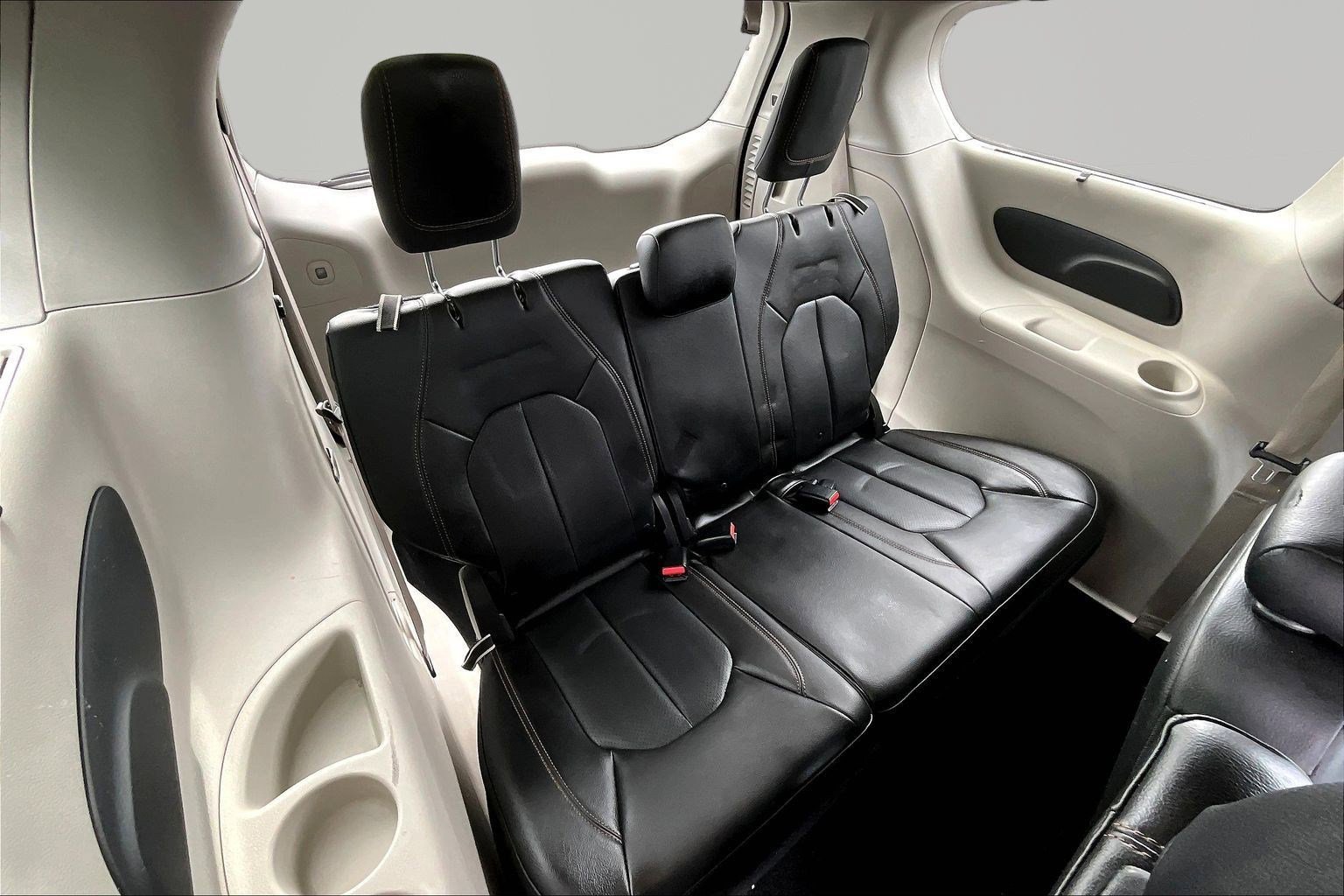 Used 2018 Chrysler Pacifica Touring-L image 27