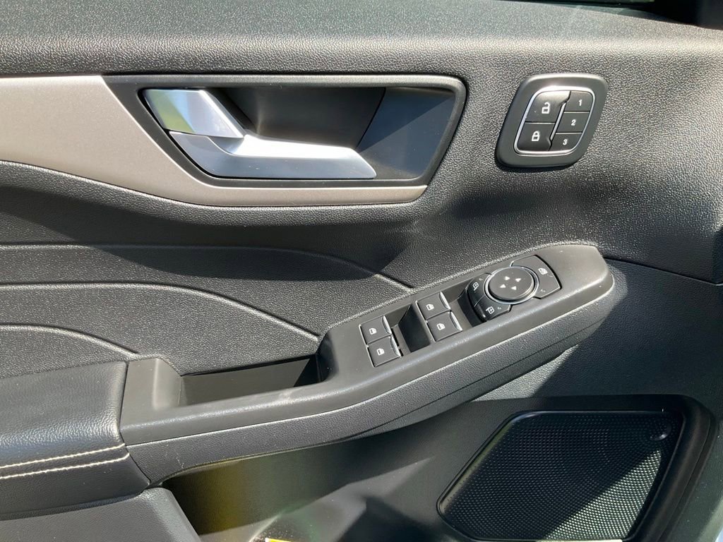 Used 2022 Ford Escape SEL w/ Technology Package AWD/4WD image 17