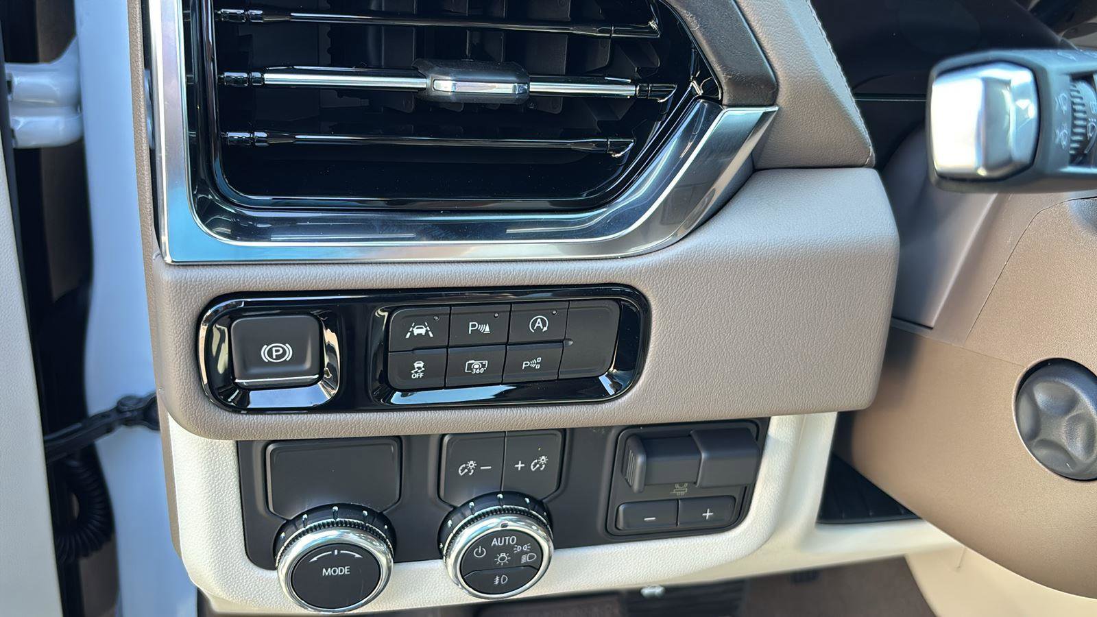 New 2026 GMC Yukon Denali w/ Advanced Technology Package image 30