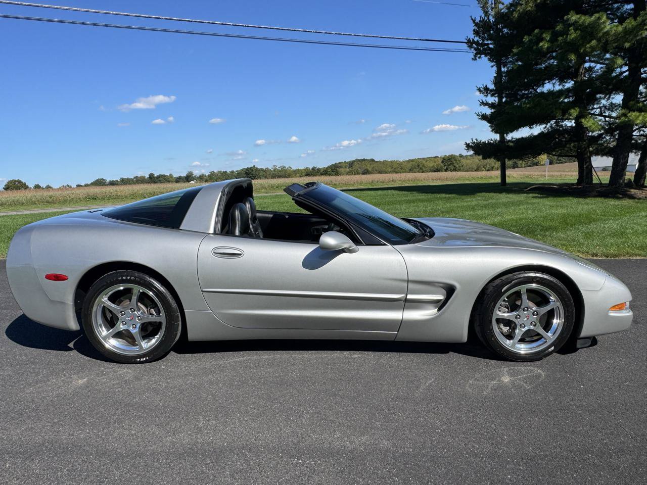 Used 2004 Chevrolet Corvette Coupe w/ Preferred Equipment Group RWD image 6