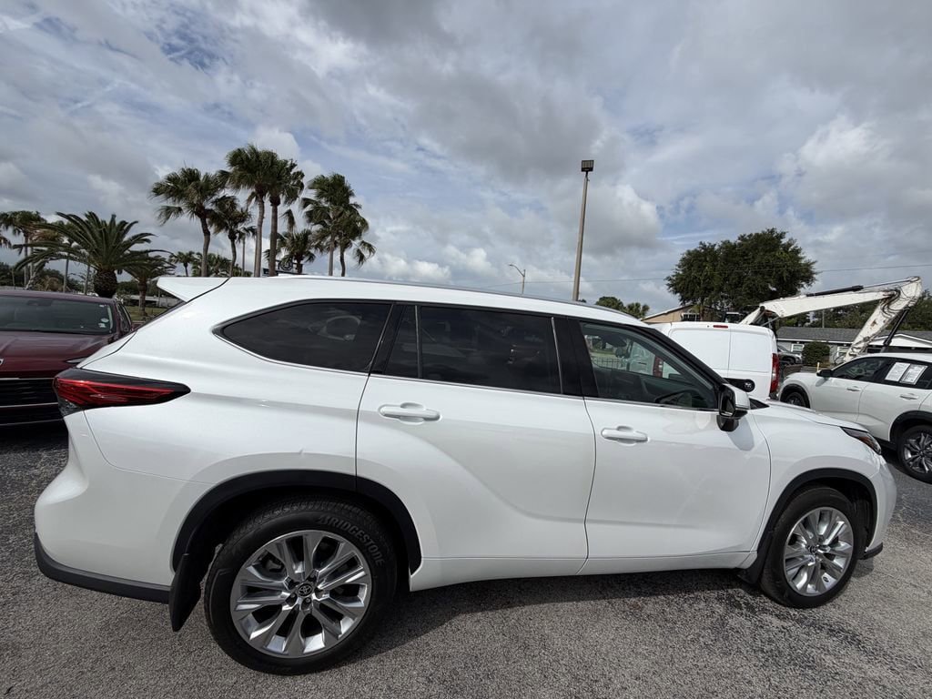 Used 2023 Toyota Highlander Limited AWD/4WD image 4