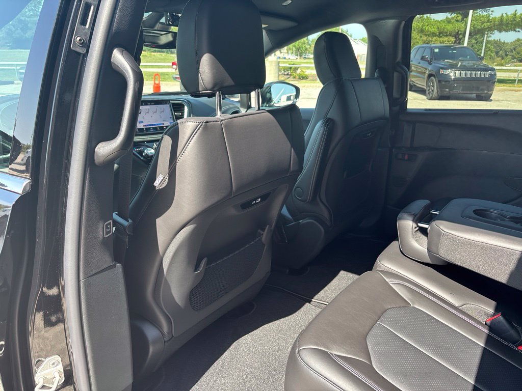 New 2027 Chrysler Pacifica Select FWD image 15