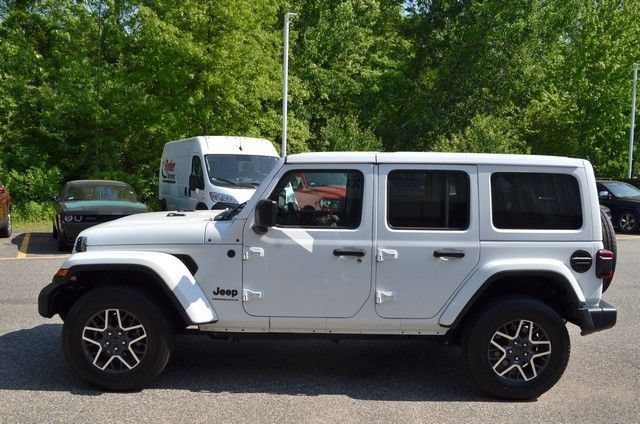 Used 2025 Jeep Wrangler Unlimited Sahara AWD/4WD image 5