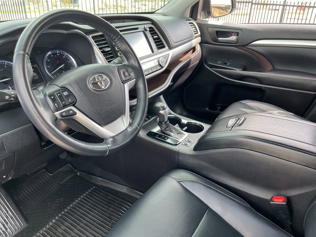 Used 2016 Toyota Highlander XLE image 19