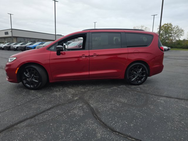 Used 2025 Chrysler Pacifica Limited FWD image 3