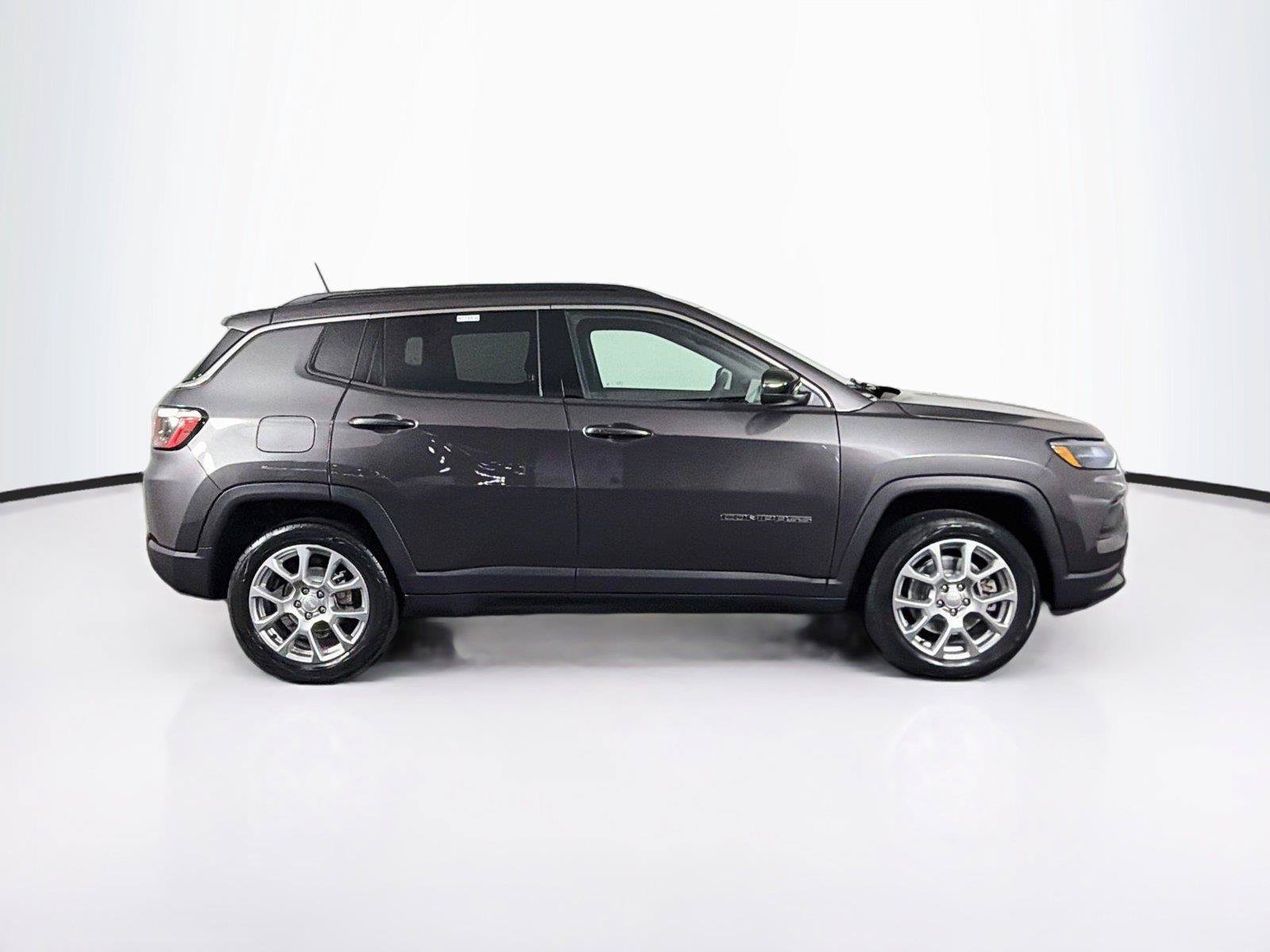 Used 2023 Jeep Compass Latitude w/ Sun and Sound Group AWD/4WD image 12