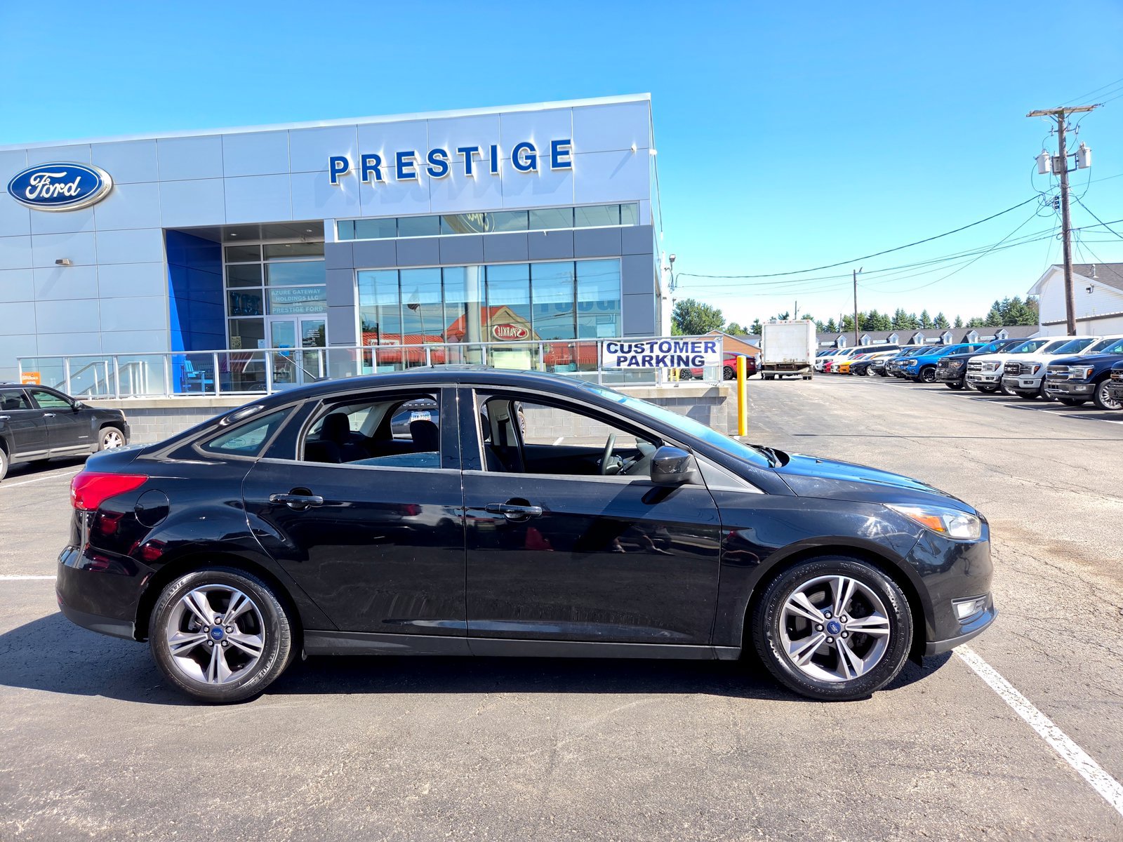 Used 2018 Ford Focus SE w/ SE Appearance Package FWD image 2