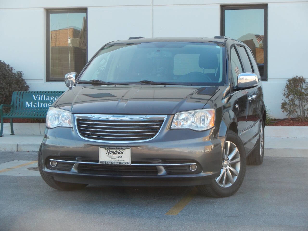 Used 2014 Chrysler Town & Country Touring-L image 3
