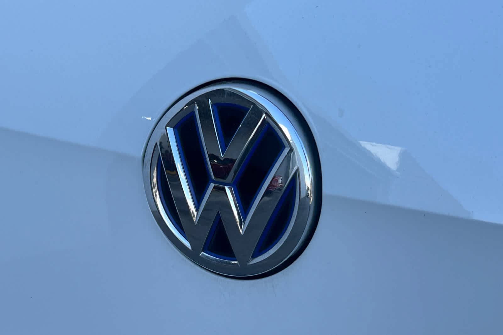 Used 2015 Volkswagen e-Golf SEL Premium FWD image 17