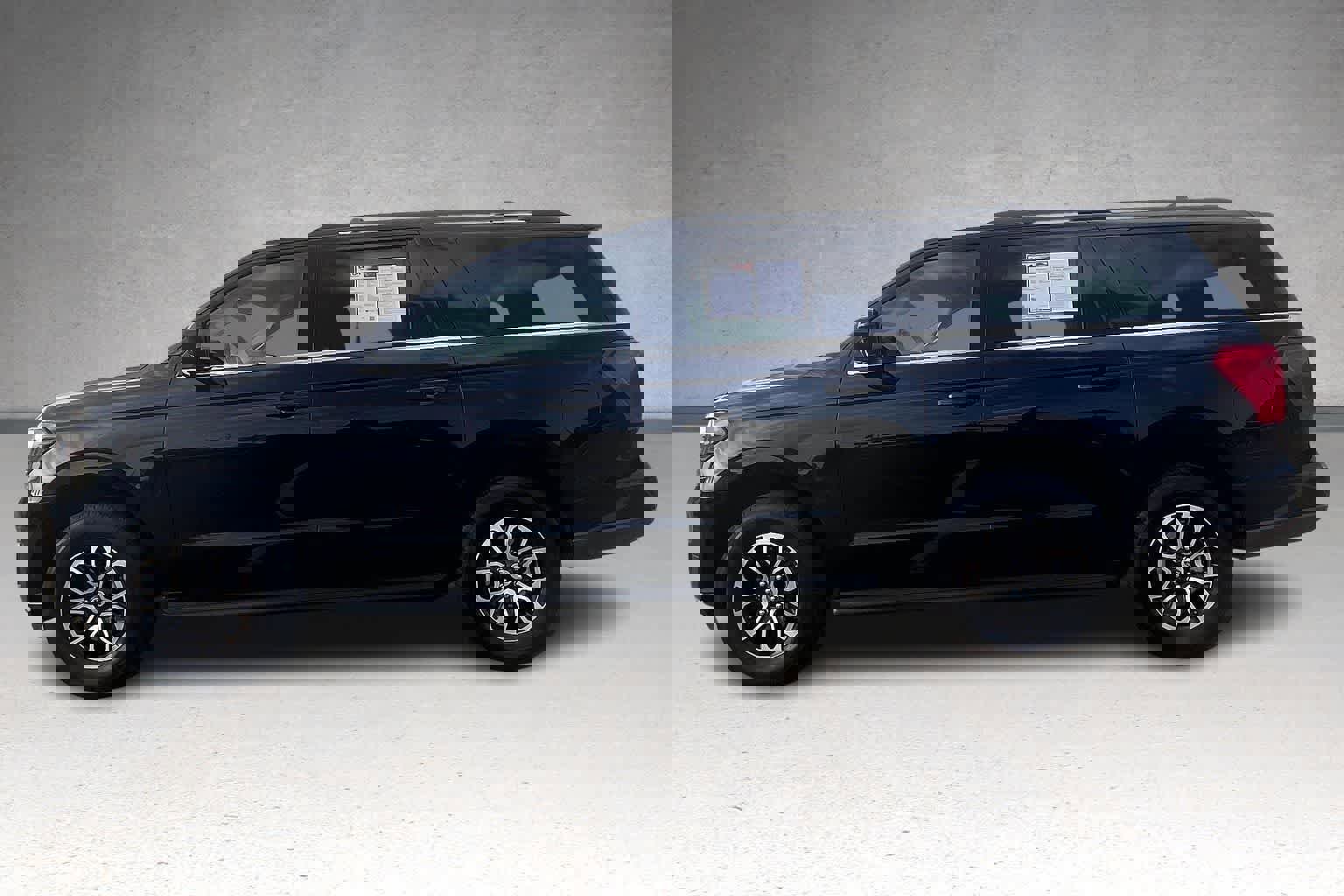 Used 2024 Ford Expedition Max XLT image 3