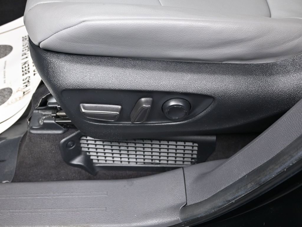 Used 2024 Toyota Sienna XLE image 12