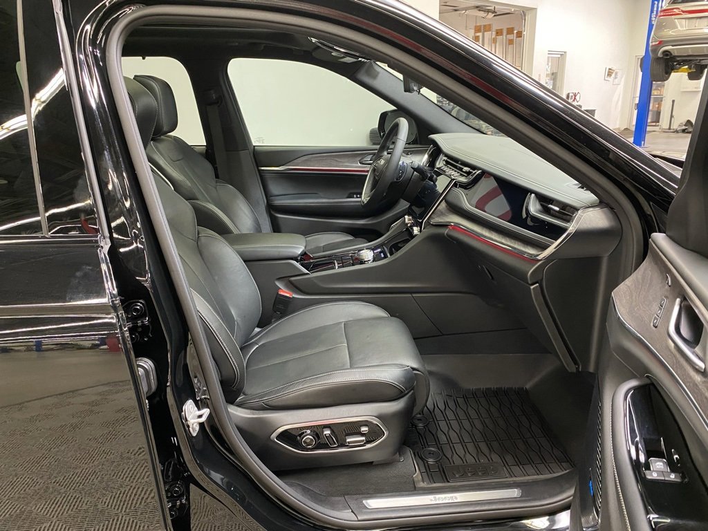 Used 2023 Jeep Grand Cherokee Overland w/ Luxury Tech Group IV image 13