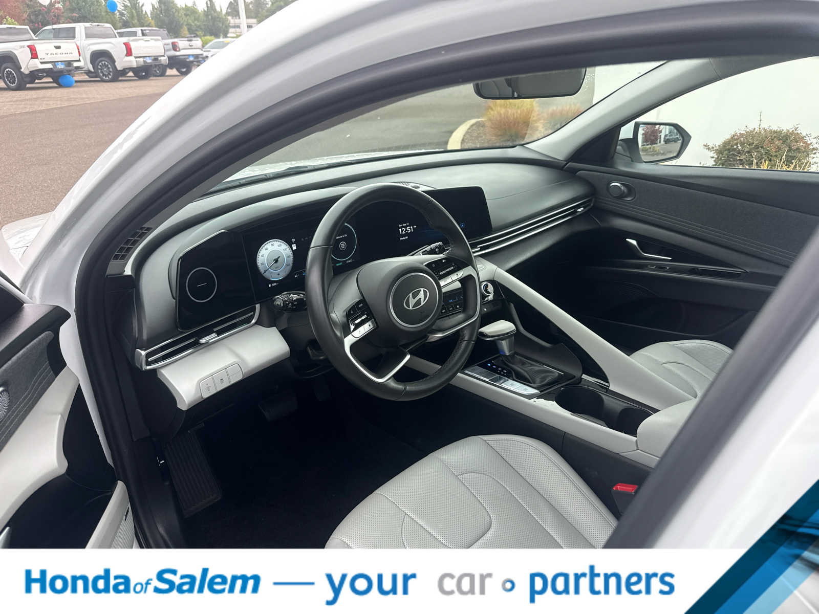 Used 2025 Hyundai Elantra Limited FWD image 2